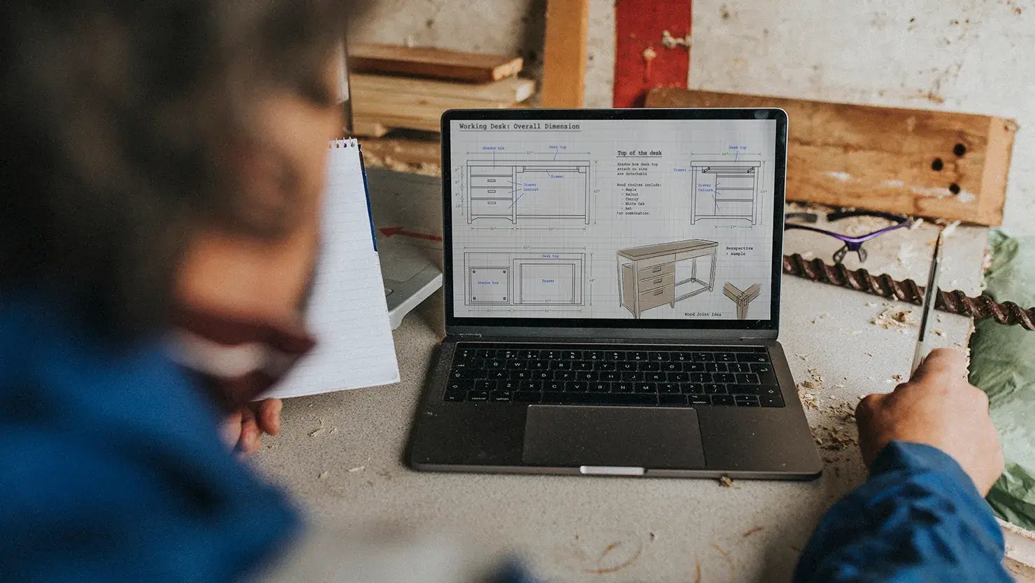 Carpenter-writing-laptop-Zitec-CS