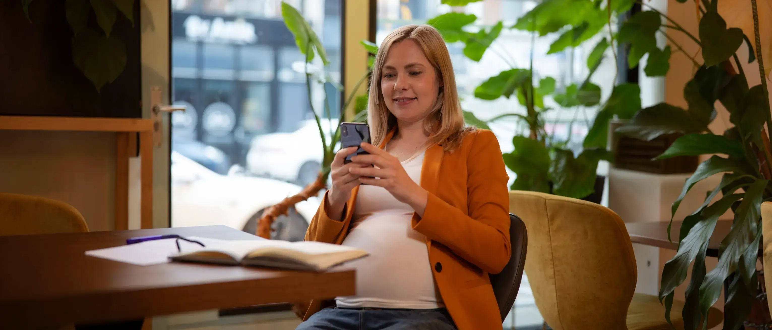 Young-pregnant-woman-with-smartphone
